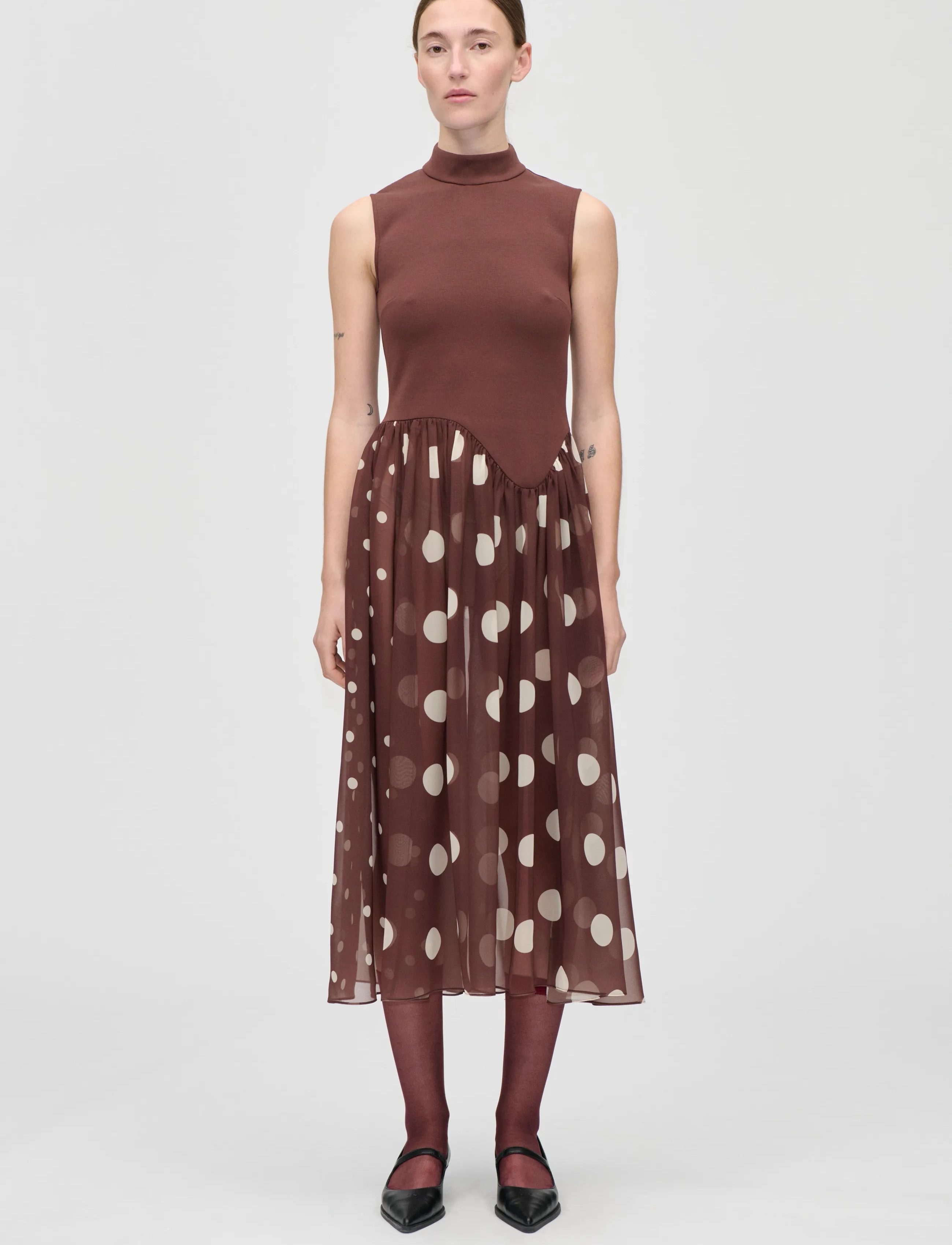 STINE GOYA Jersey / Georgette Combo, Asymmetrical Draped Dress - Kjoler - ARTIST BLURRY DOTS / brown
