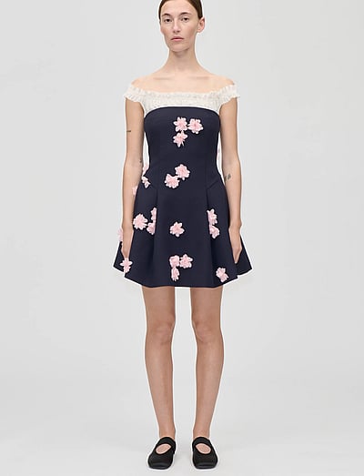 STINE GOYA Double Sided Crepe, Off Shoulders Short Dress - Sukienki na imprezę - PINK PETUNIA / pink/rose