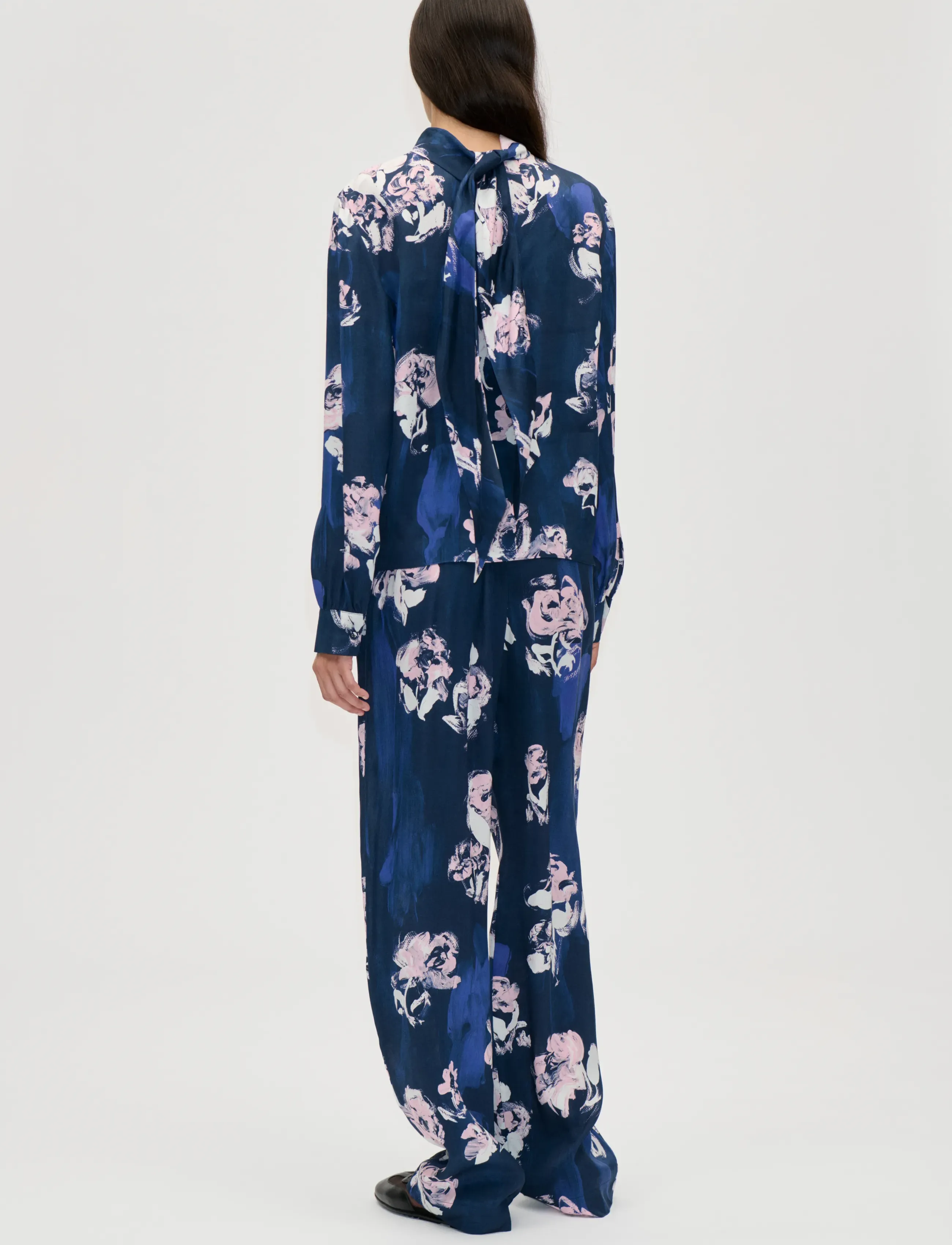 STINE GOYA - 2263 Dry Viscose, Elasticated Long - wide leg trousers - blush roses on indigo - 3