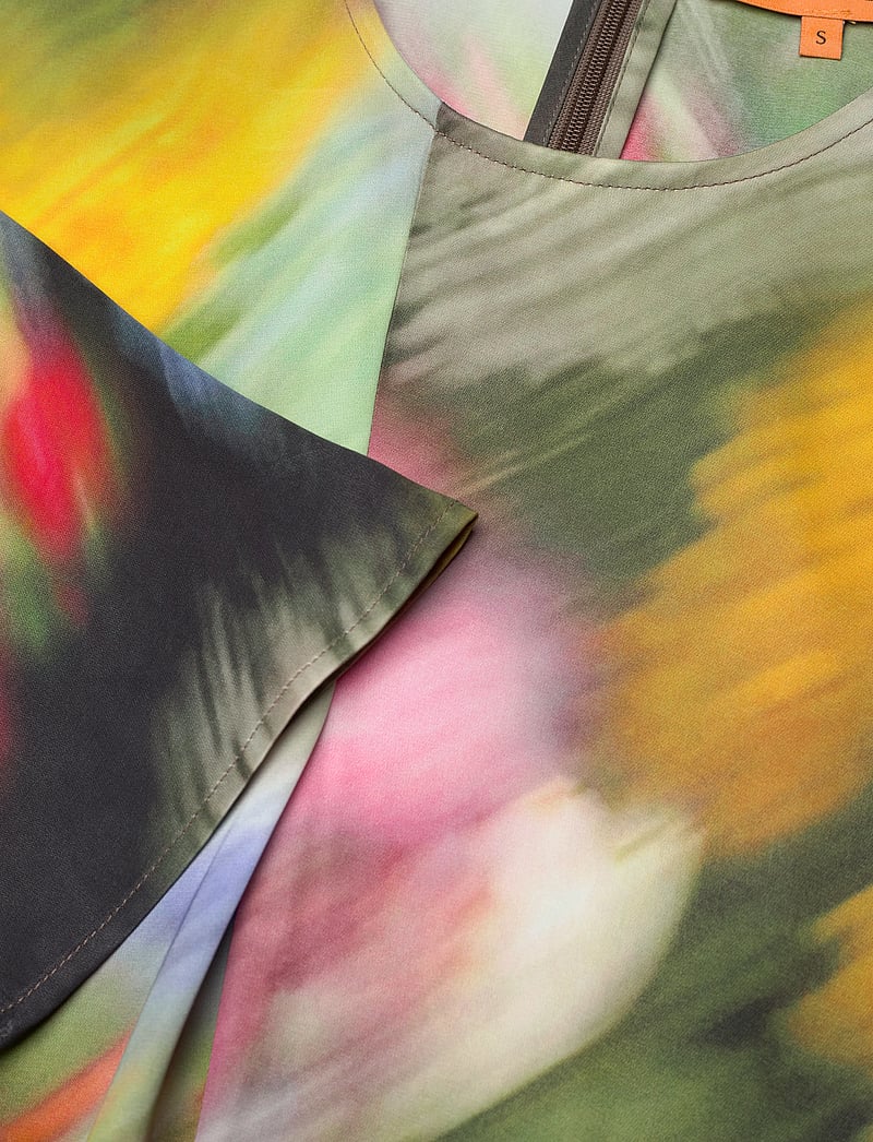 STINE GOYA - 2263 Dry Viscose, Draped Asymmetric - midi kjoler - liquid floral - 4