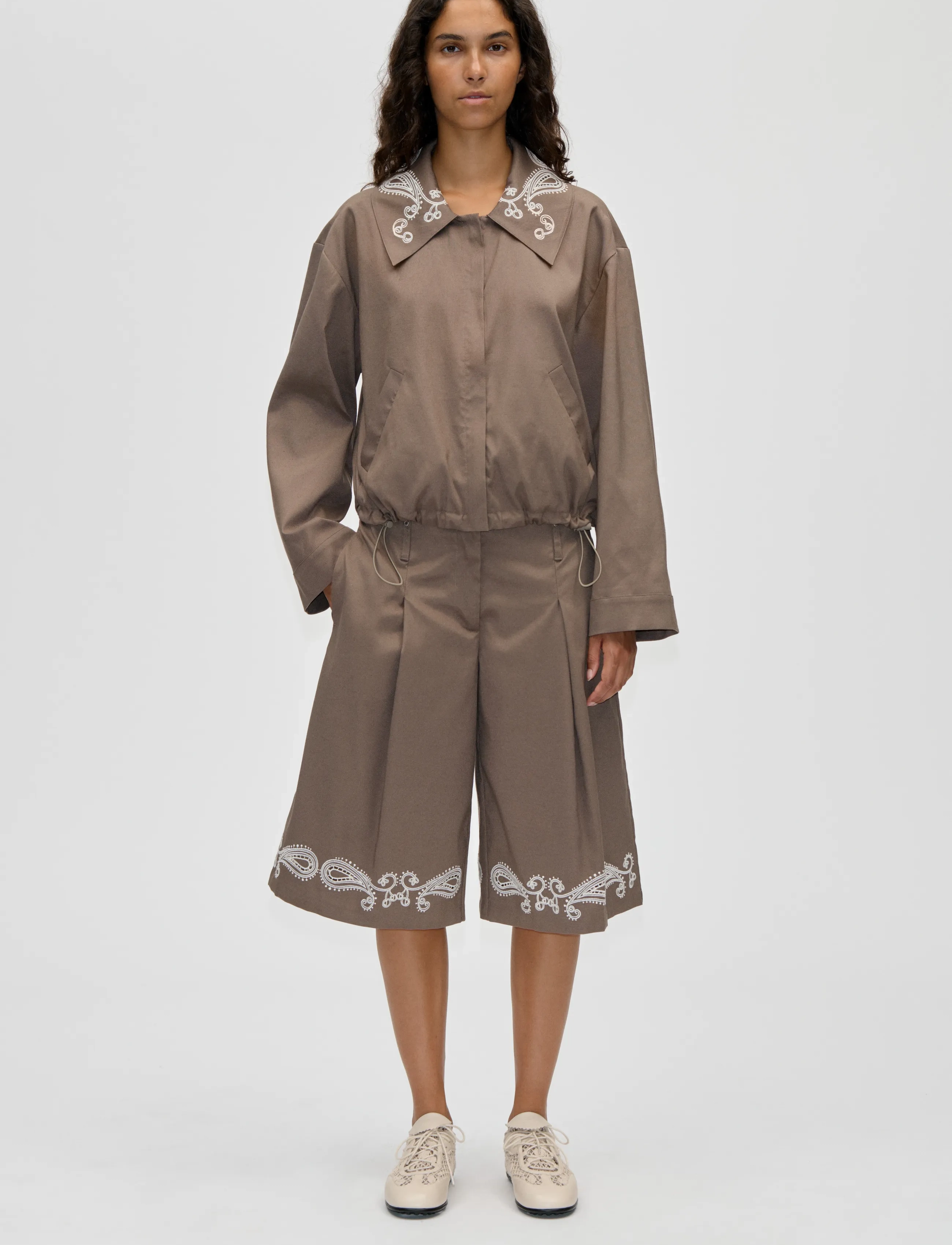 STINE GOYA Embroidered Canvas, Pleated Eyelet Bermuda - STINE GOYA - CHERRIES ON A PAISLEY / brown