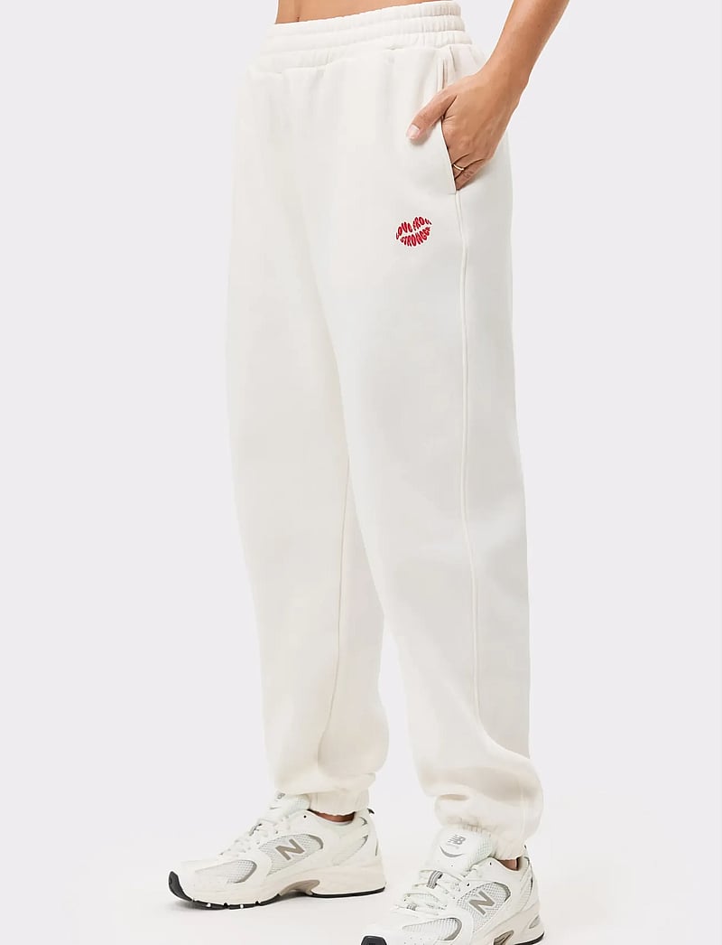 STRONGER - Comfy Sweatpants - trainingshosen - whisper white - 0