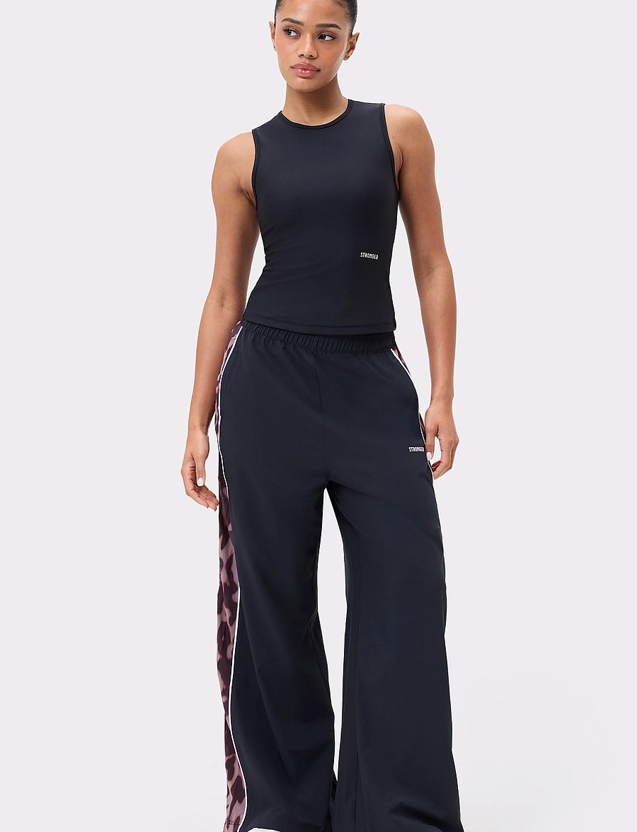 STRONGER - Breezy Woven Pants - trainingshosen - black/leo rush - 0