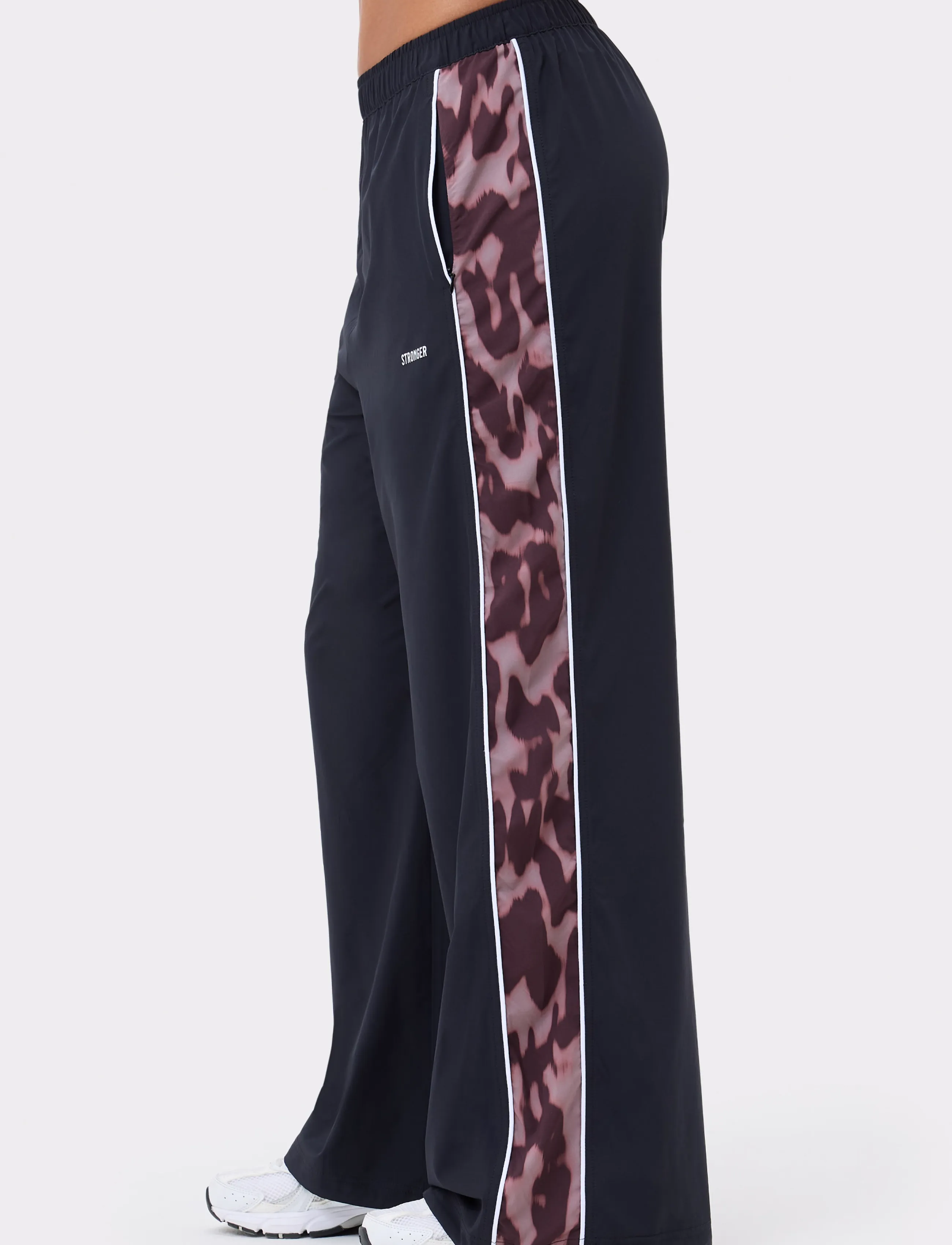 STRONGER - Breezy Woven Pants - trainingshosen - black/leo rush - 2