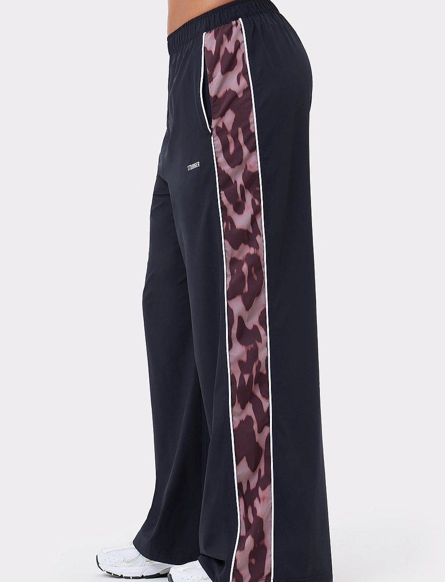 STRONGER - Breezy Woven Pants - trainingshosen - black/leo rush - 2