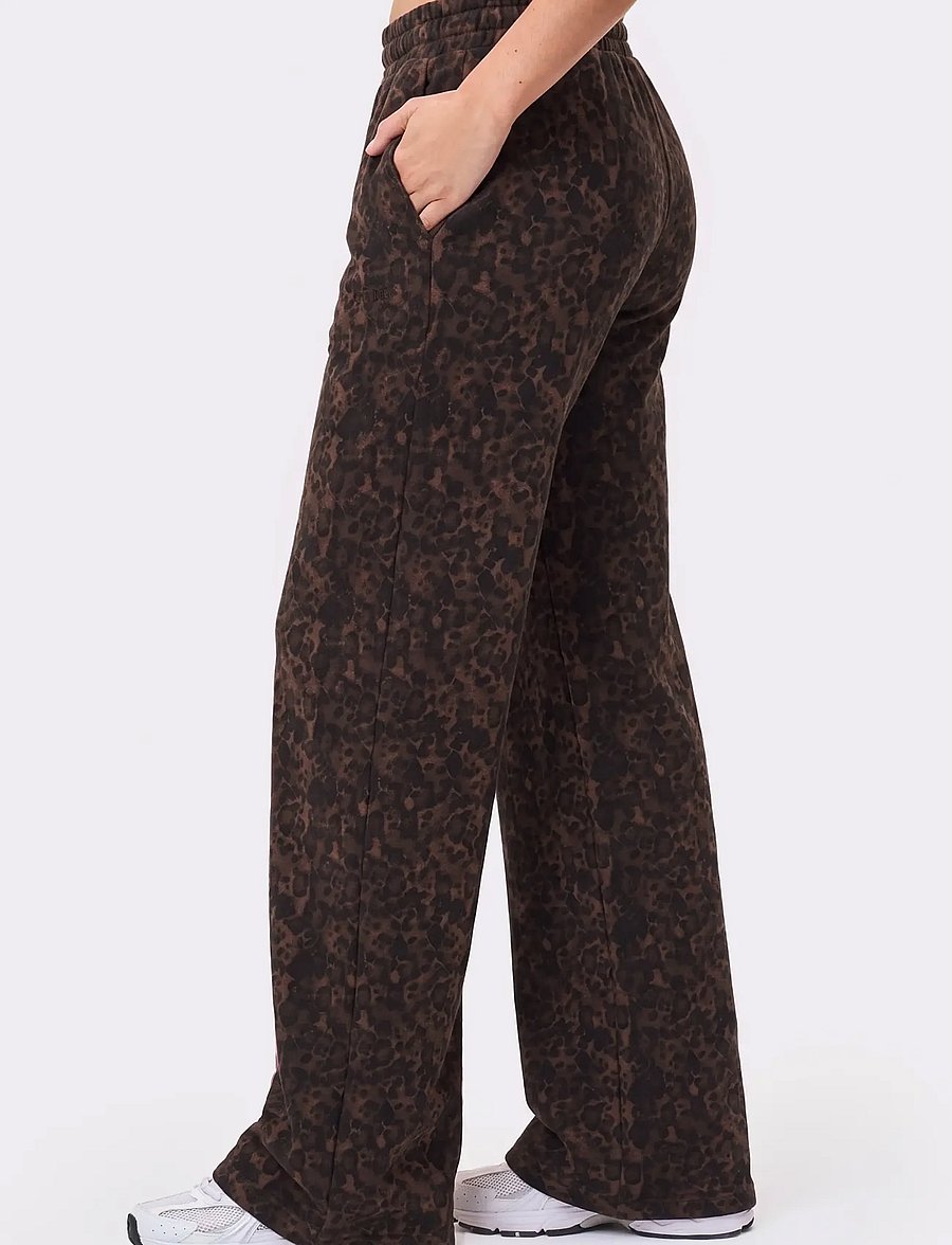 STRONGER - Relaxed Wide Sweatpants - joggingbukser - dark leo - 3