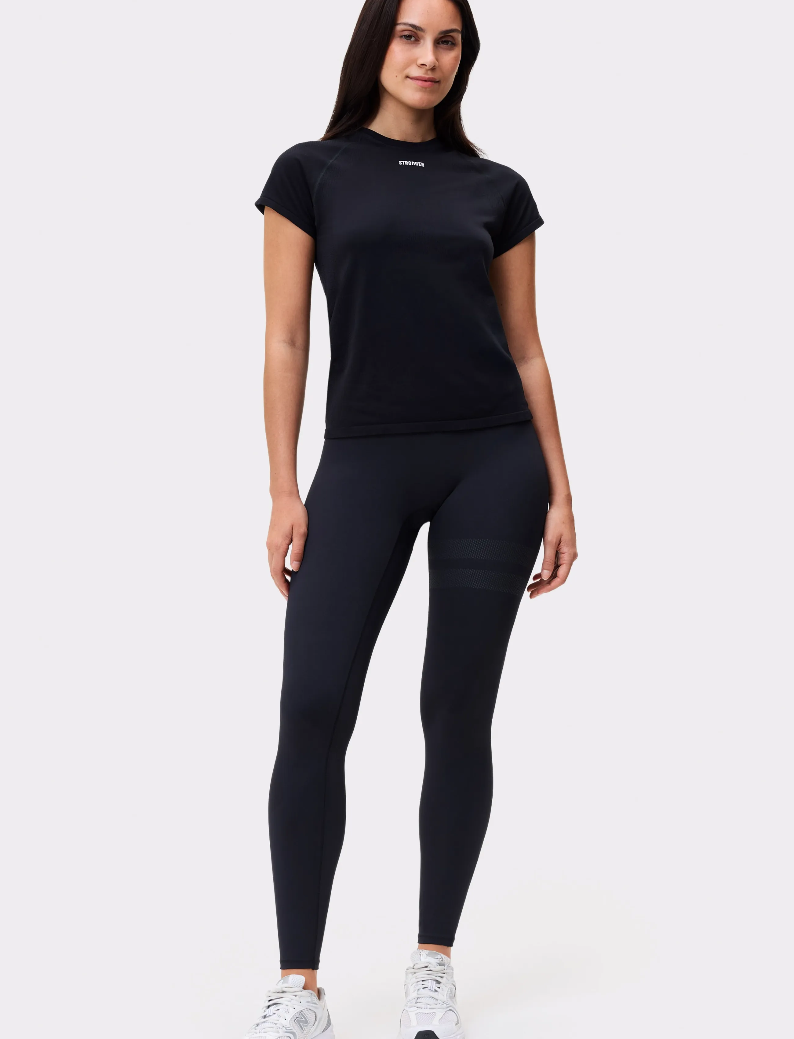 STRONGER Seamless Performance T-Shirt, L, Black, Sports Overdele & T-shirts > Sport T-shirts, Dame