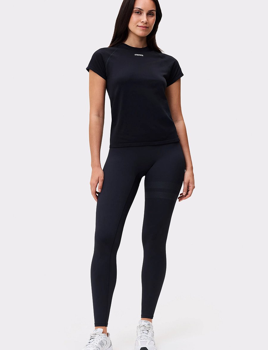 STRONGER - Seamless Performance T-shirt - t-shirts - black - 0
