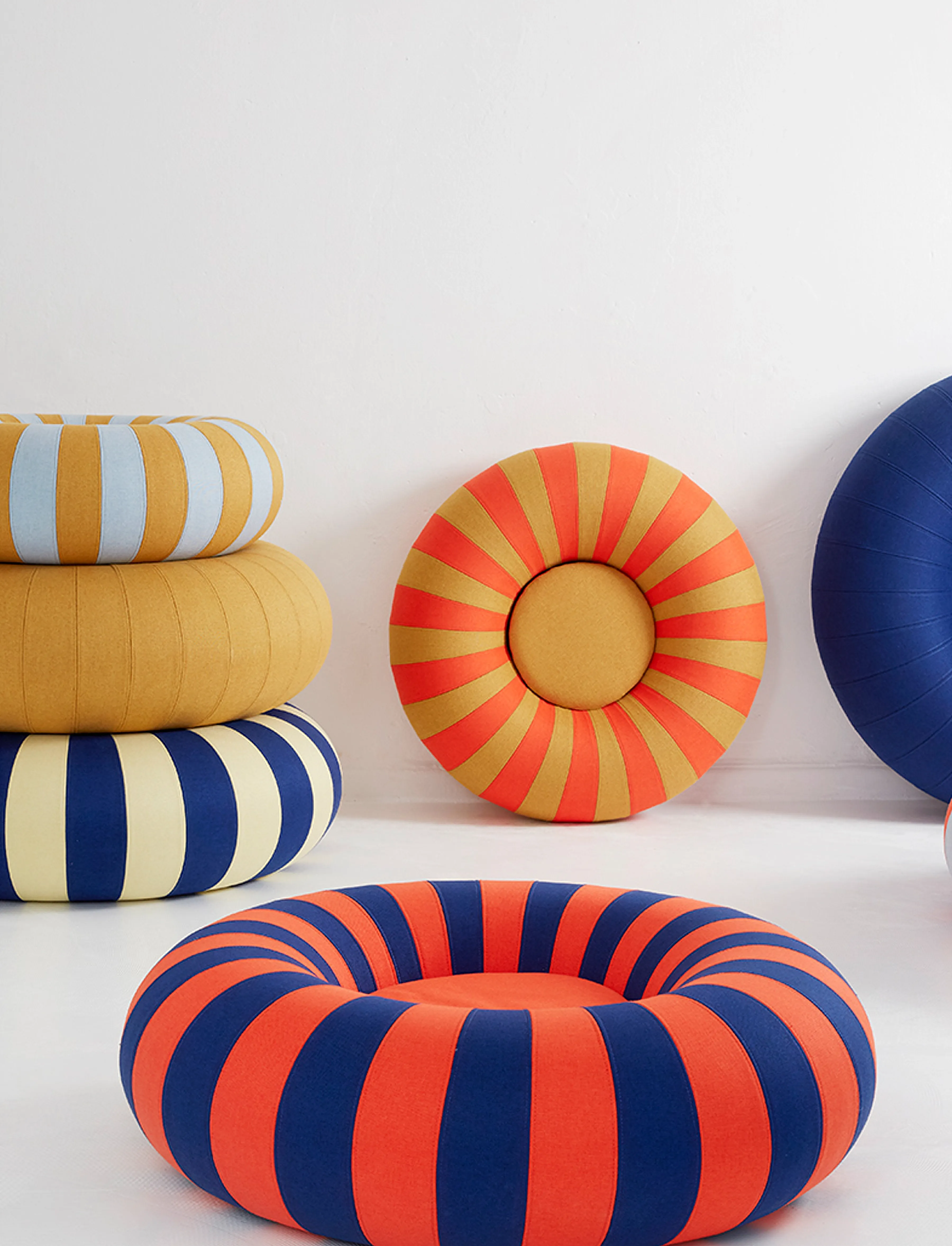 Studio About - FLOAT - pouffes - dark blue/red - 5