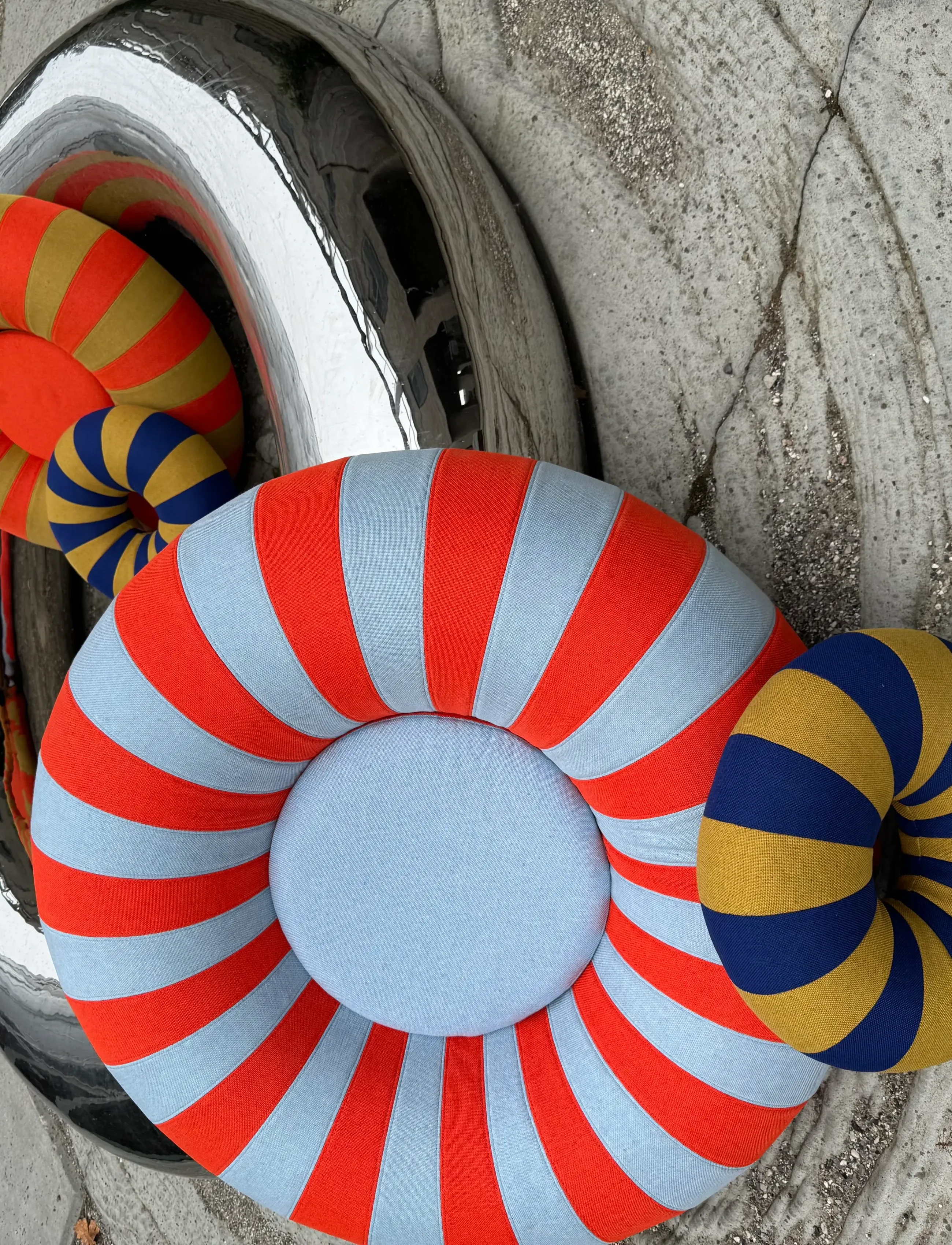 Studio About Float Pillow, Dark Blue/Ochre, Ø 40 cm, Multi/patterned, Puder & Tæpper > Puder, Unisex