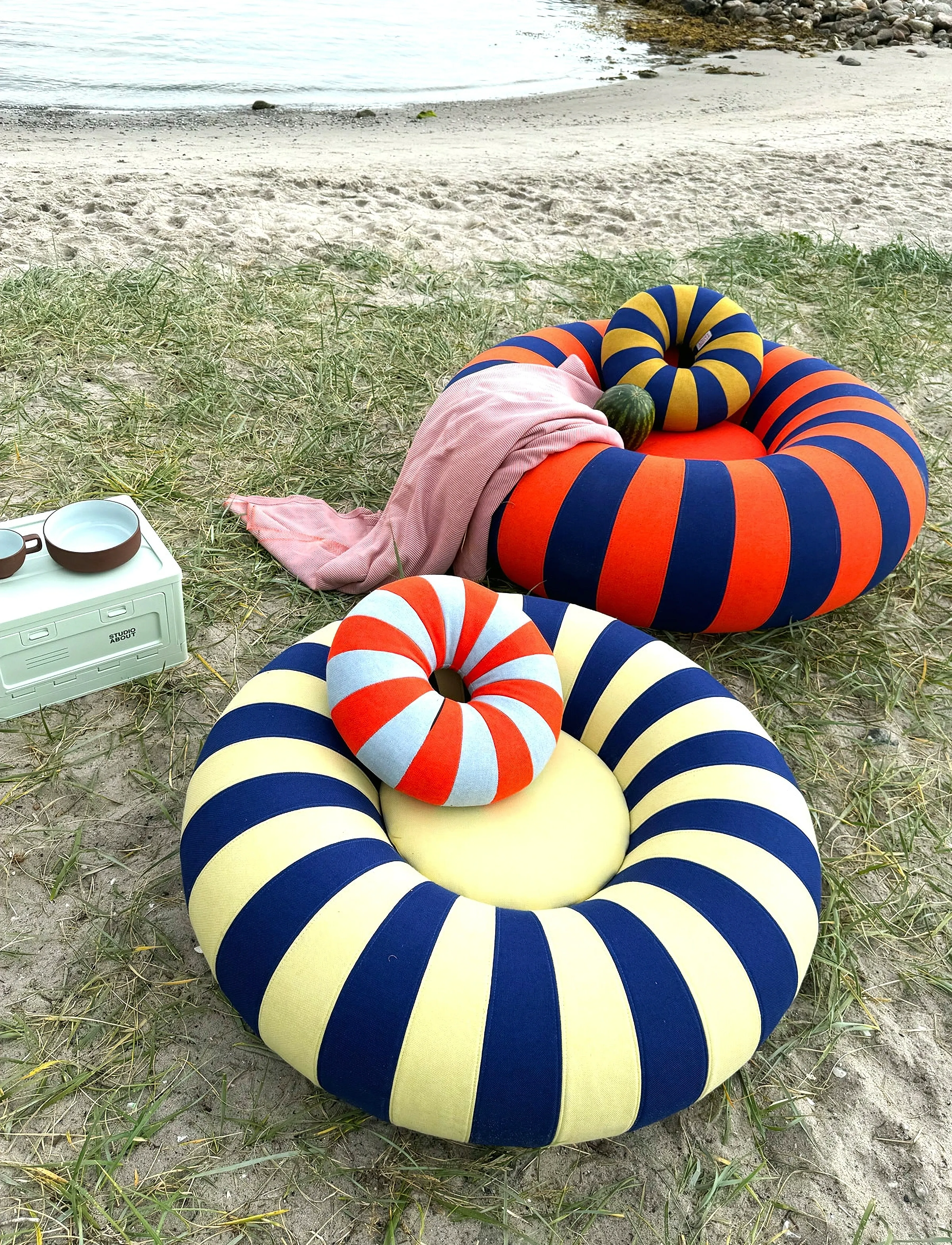 Studio About - FLOAT PILLOW, DARK BLUE/OCHRE - kissen - dark blue/ochre - 3