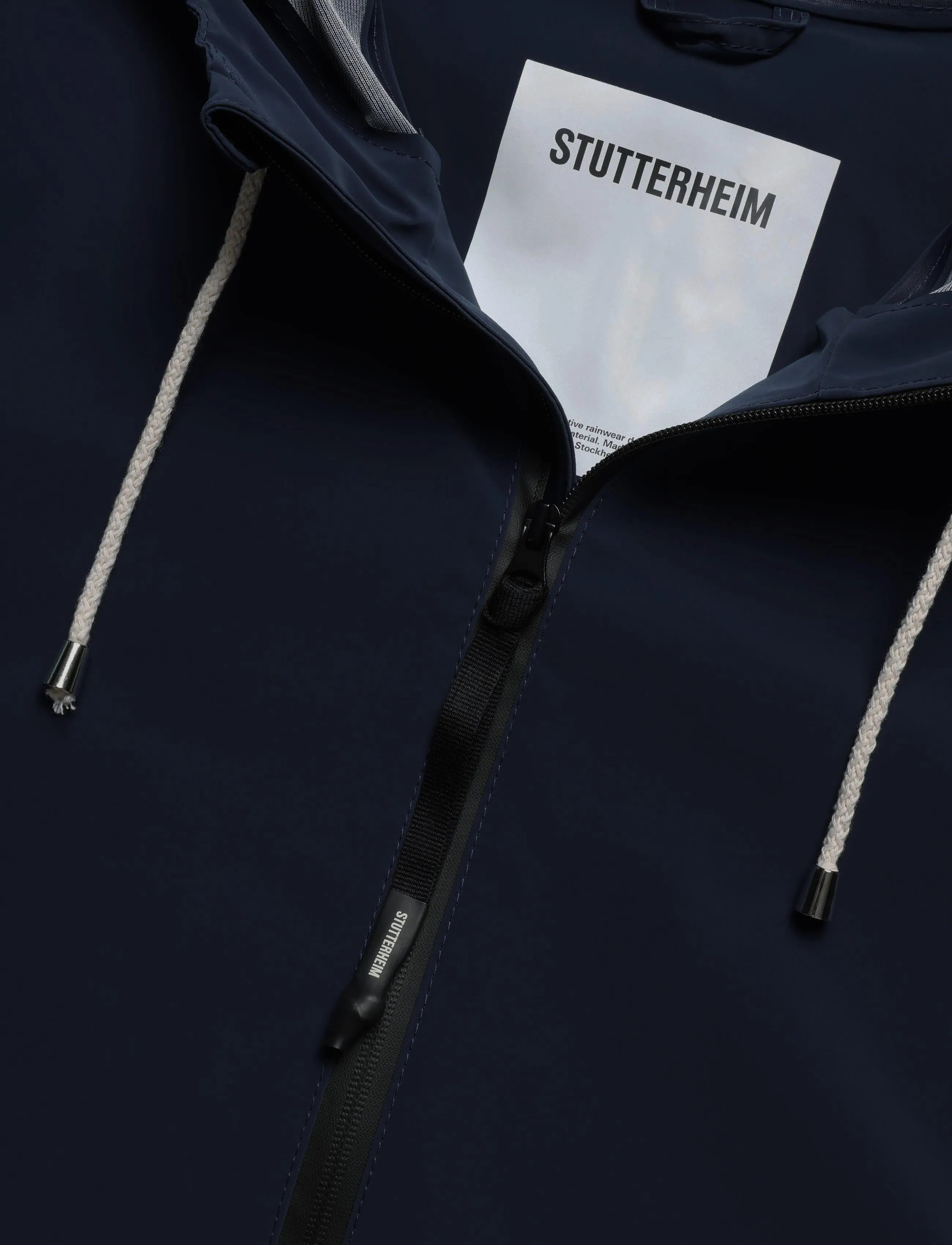 Stutterheim - Stockholm Lightweight Zip Matte Navy - regnjakker - navy - 2