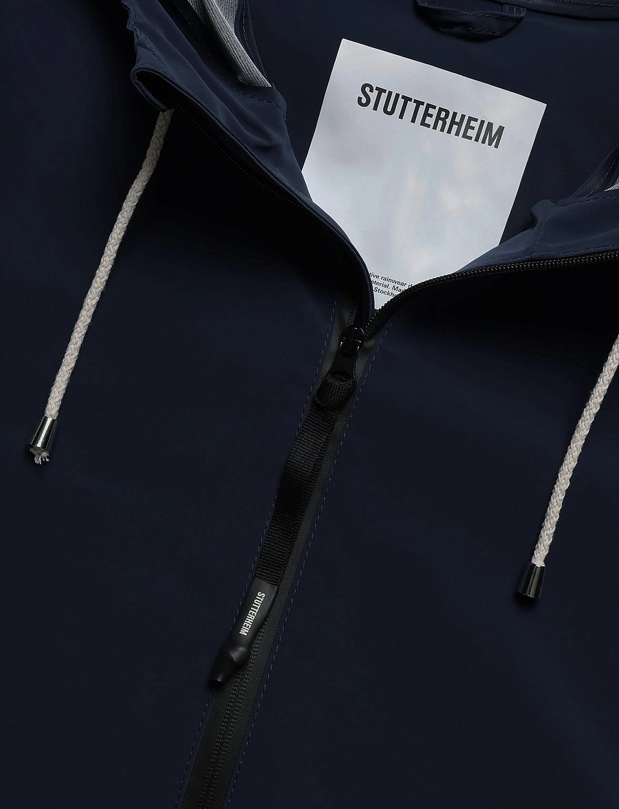 Stutterheim - Stockholm Lightweight Zip Matte Navy - regnjakker - navy - 2