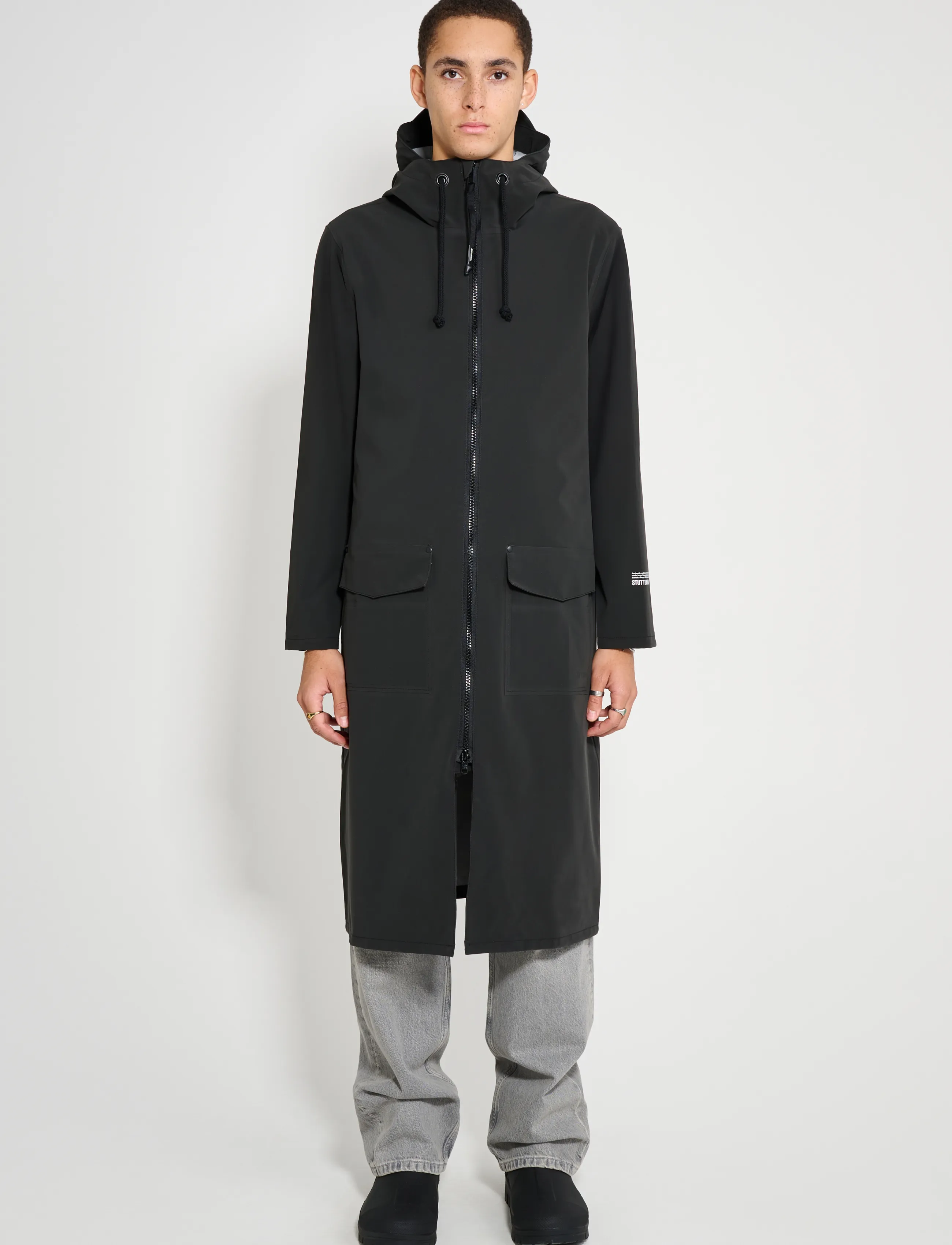 Stutterheim Stockholm Long Patch Matte Black - Tøj - BLACK / black