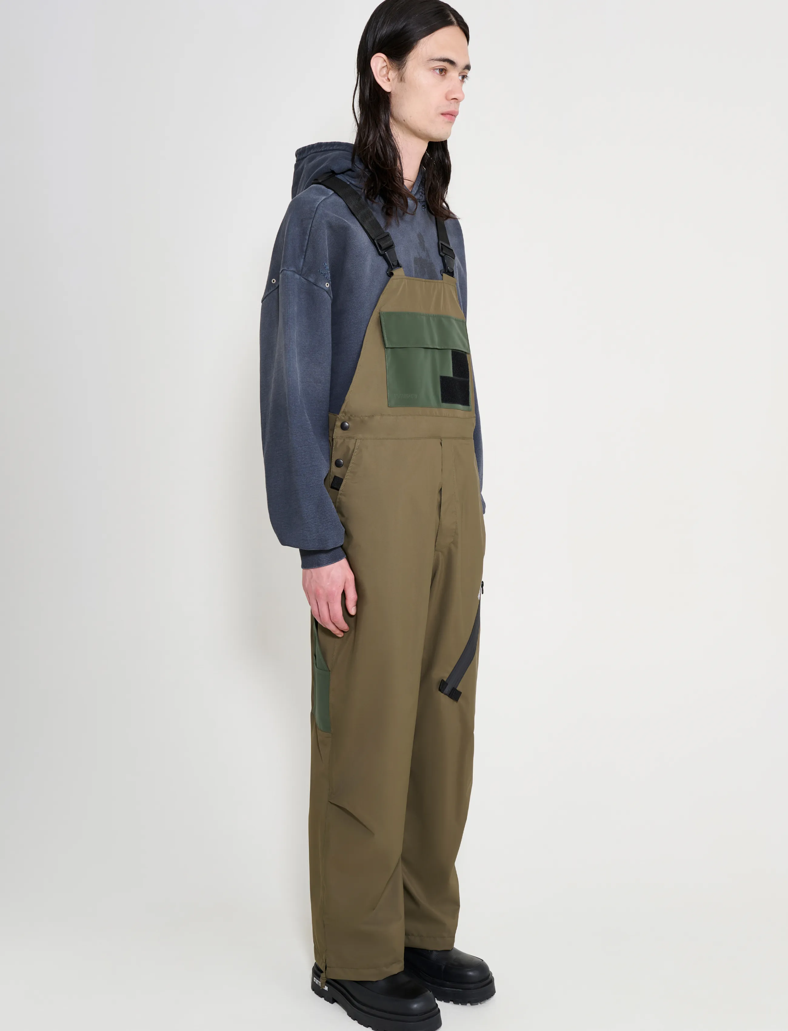 Stutterheim - Space Bib Trouser Matte Green - cargobyxor - green - 3