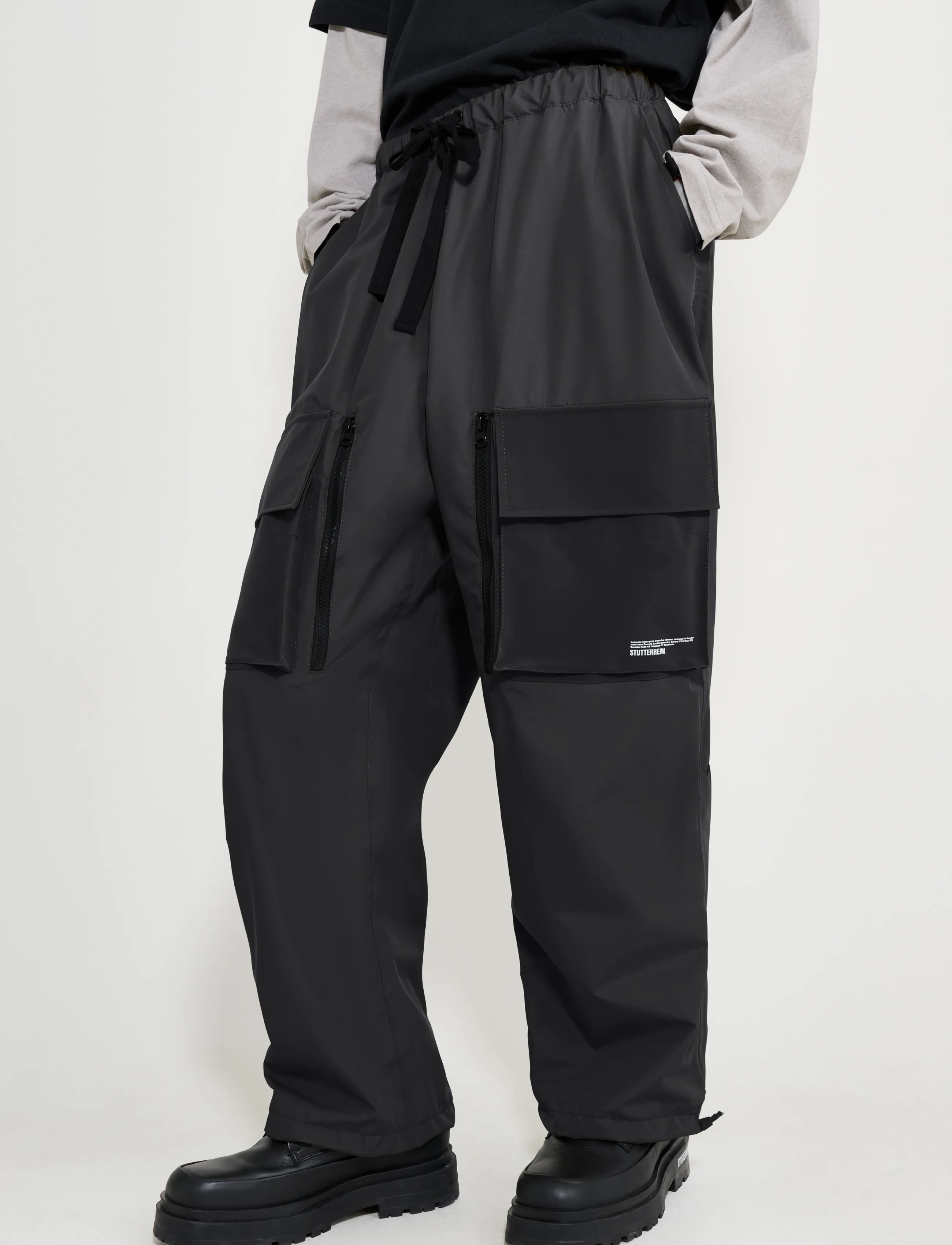 Stutterheim - Space Pocket Trouser Matte Black - cargobyxor - black - 4