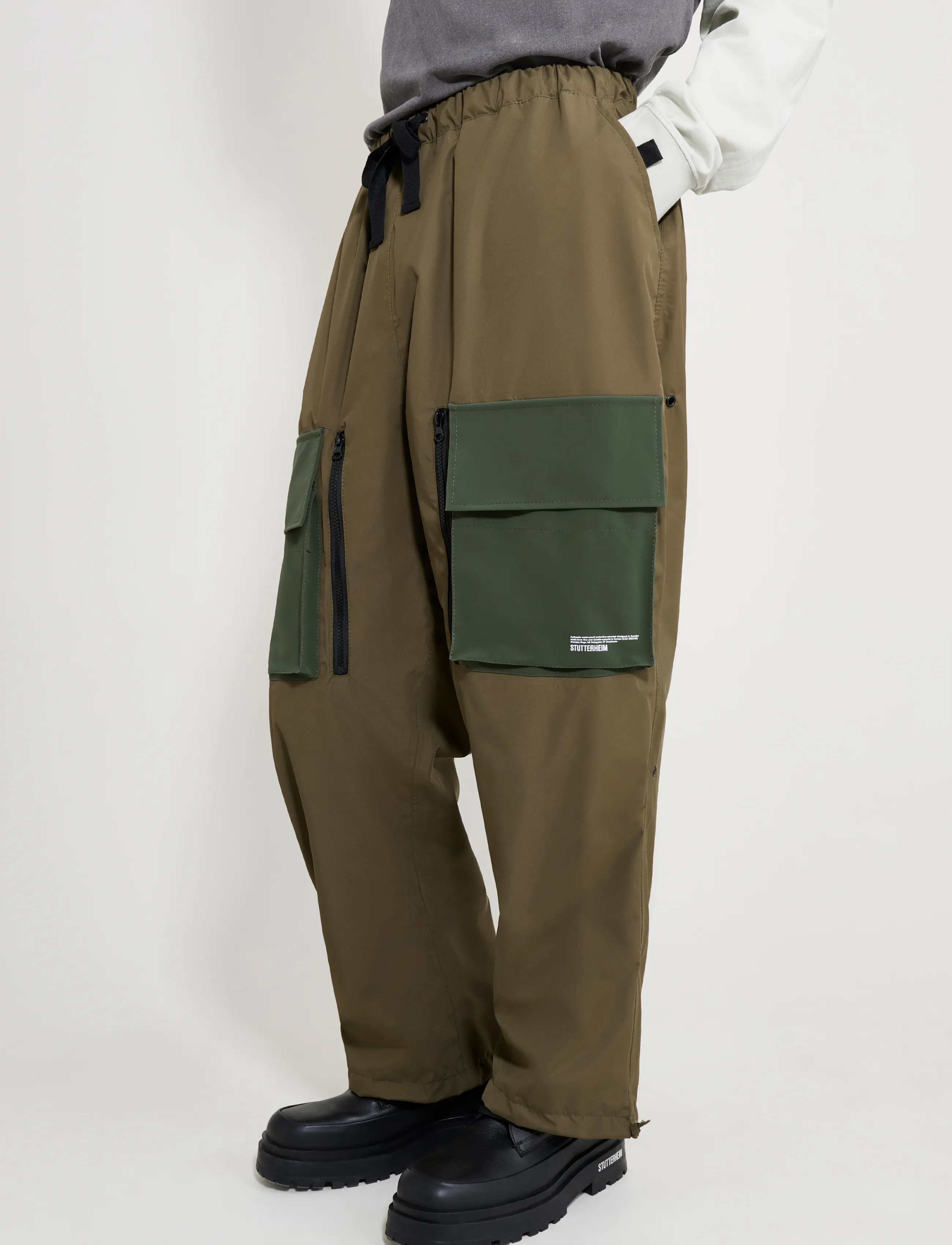 Stutterheim - Space Pocket Trouser Matte Green - cargobyxor - green - 4
