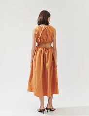 Stylein - MYTRA DRESS - festklær til outlet-priser - orange - 3