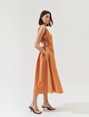 Stylein - MYTRA DRESS - festtøj til outletpriser - orange - 4