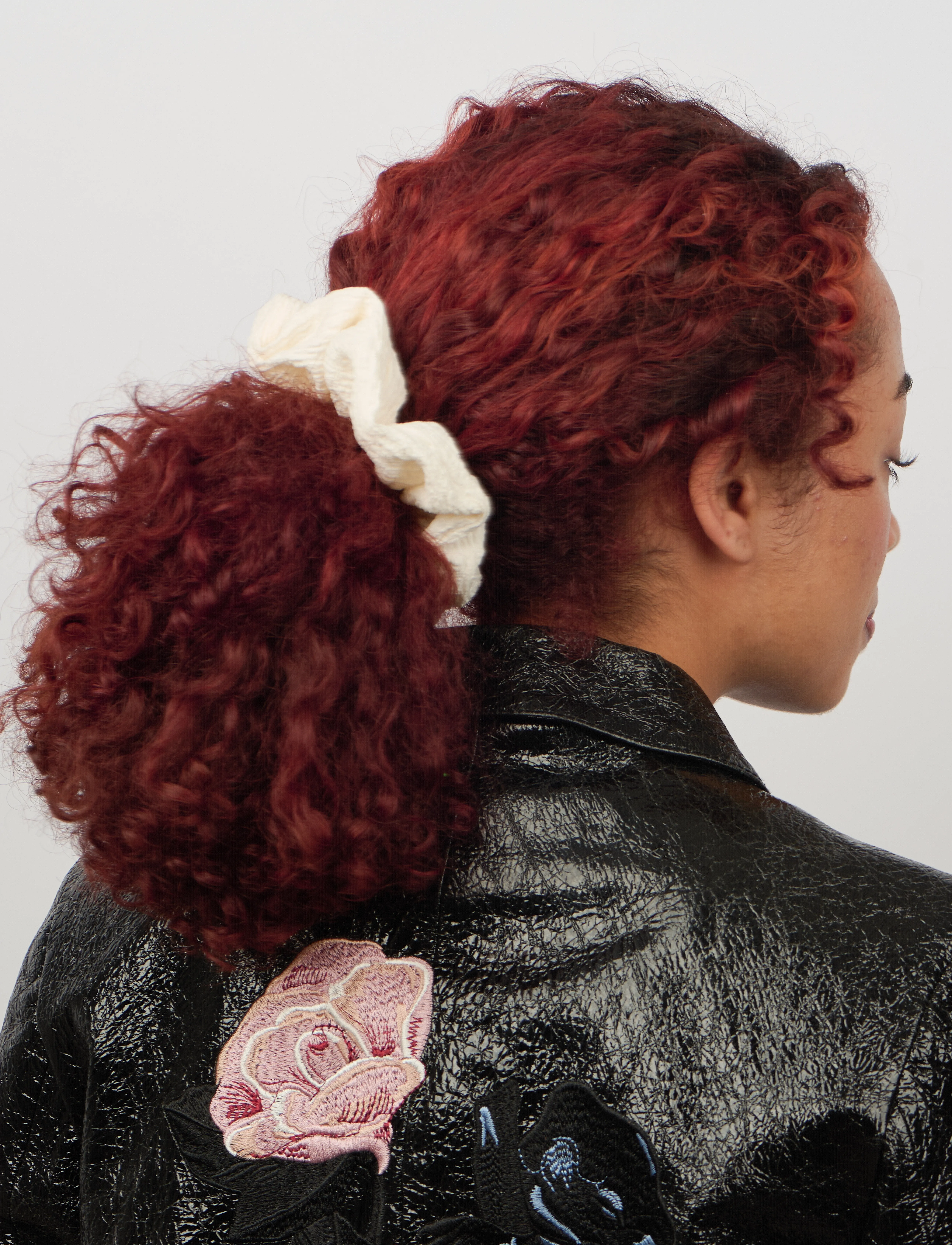 SUI AVA Ea Zig-Zag Scrunchie, One Size, Hair Accessories, Creme - Scrunchies, Beauty