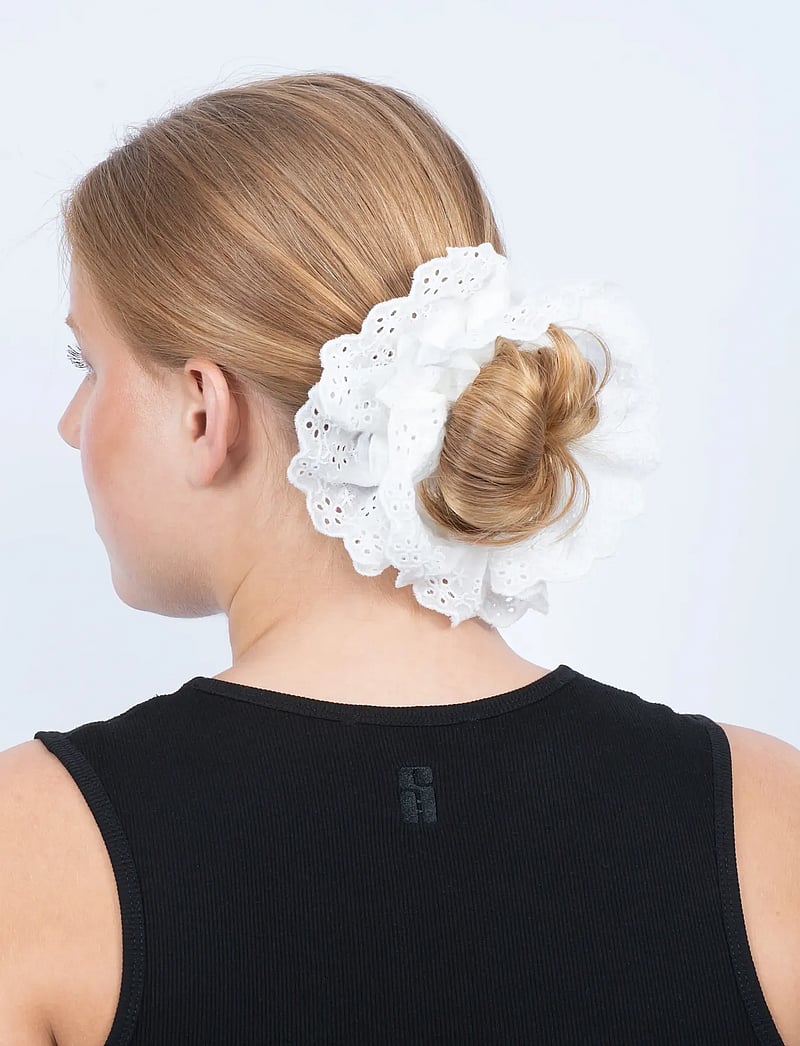 SUI AVA - Broderie Scrunchie - scrunchies ja patsikummid - bright white - 2