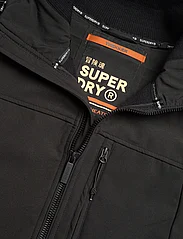 Superdry Sport - HOODED SOFT SHELL TREKKER JKT - pavasara jakas - black - 5