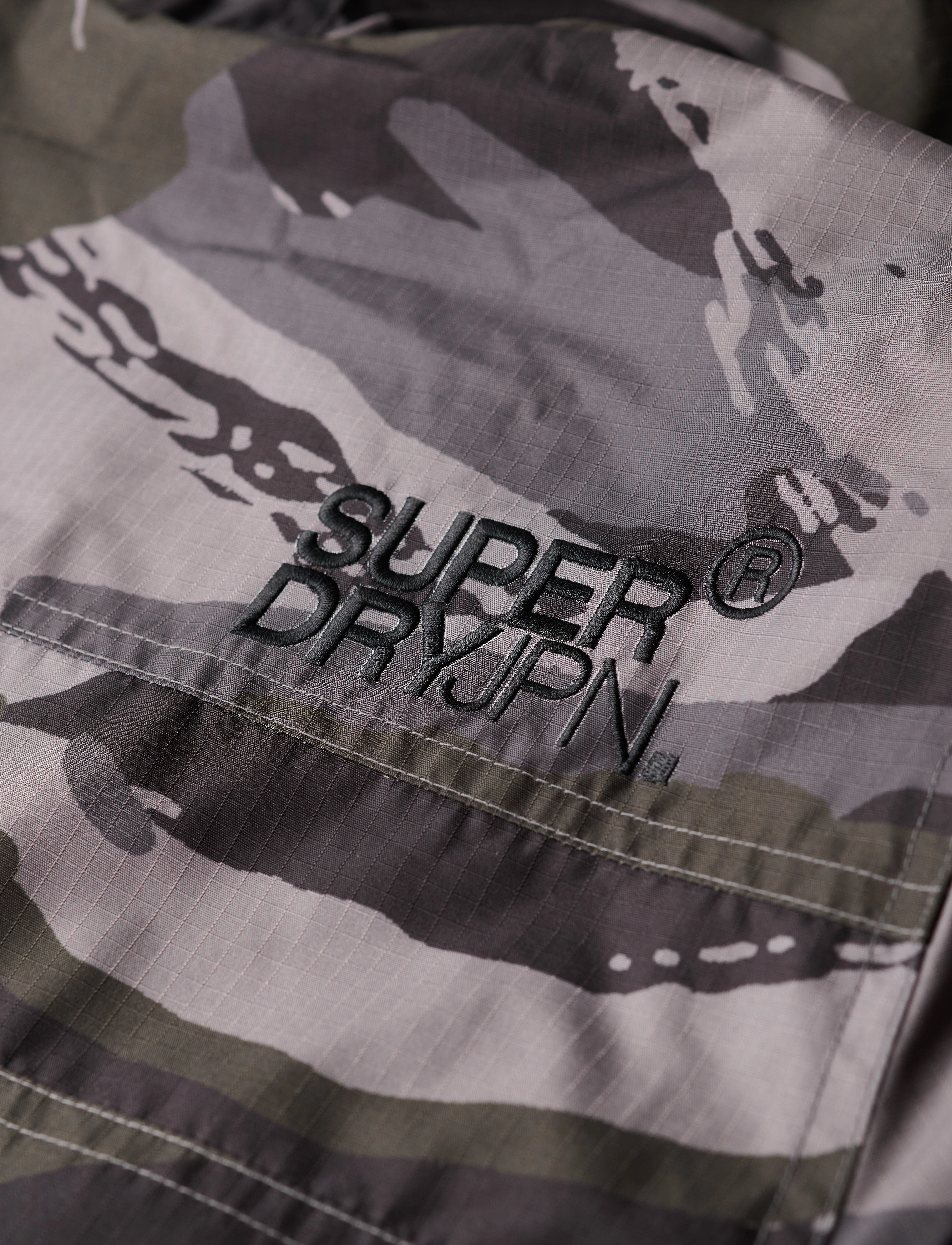 Superdry Sport - HOODED MTN WINDBREAKER JACKET - lauko striukės - dark grey tiger camo - 3