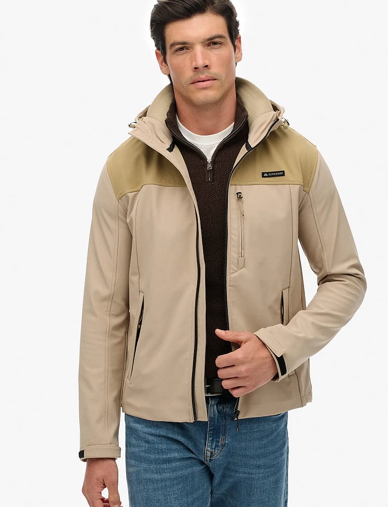 Superdry Sport - HOODED SOFTSHELL TECH TREKKER - välijoped - city sand - 0