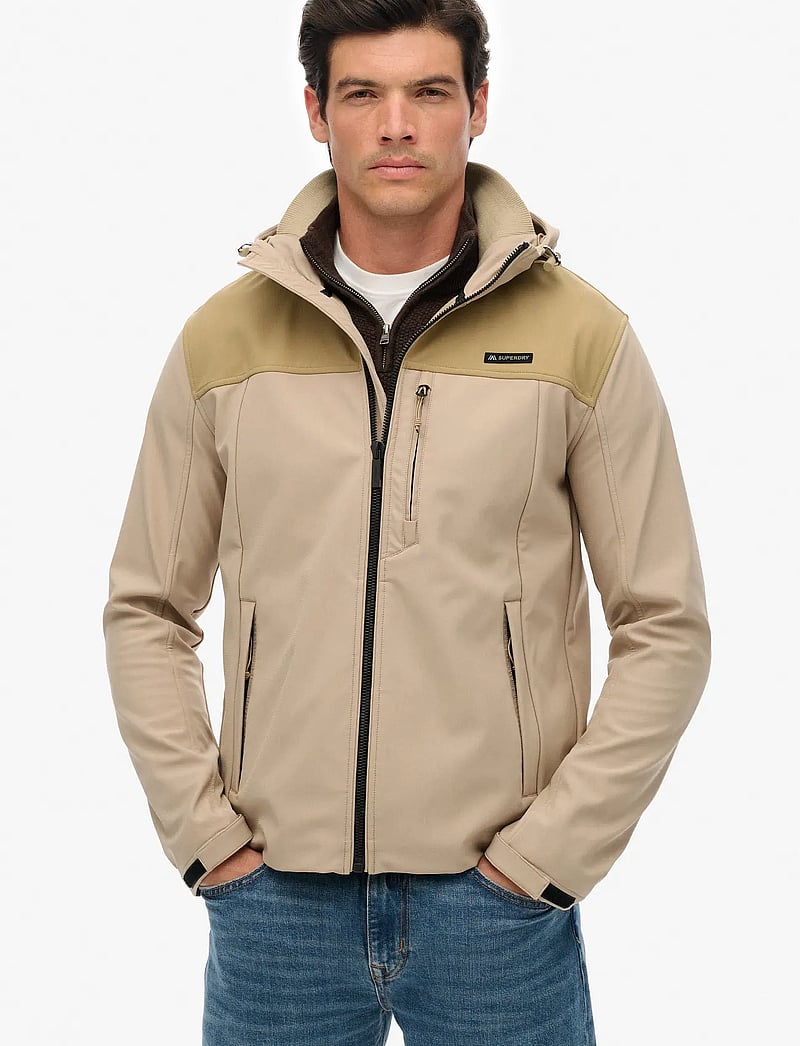 Superdry Sport - HOODED SOFTSHELL TECH TREKKER - välijoped - city sand - 3