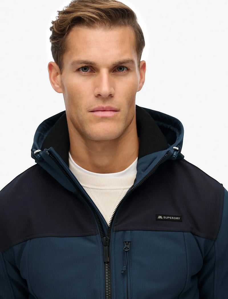 Superdry Sport - HOODED SOFTSHELL TECH TREKKER - outdoor jacken - flex navy - 2