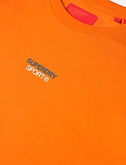 Superdry Sport - SPORT TECH LOGO RELAXED TEE - die niedrigsten preise - orange tiger - 2