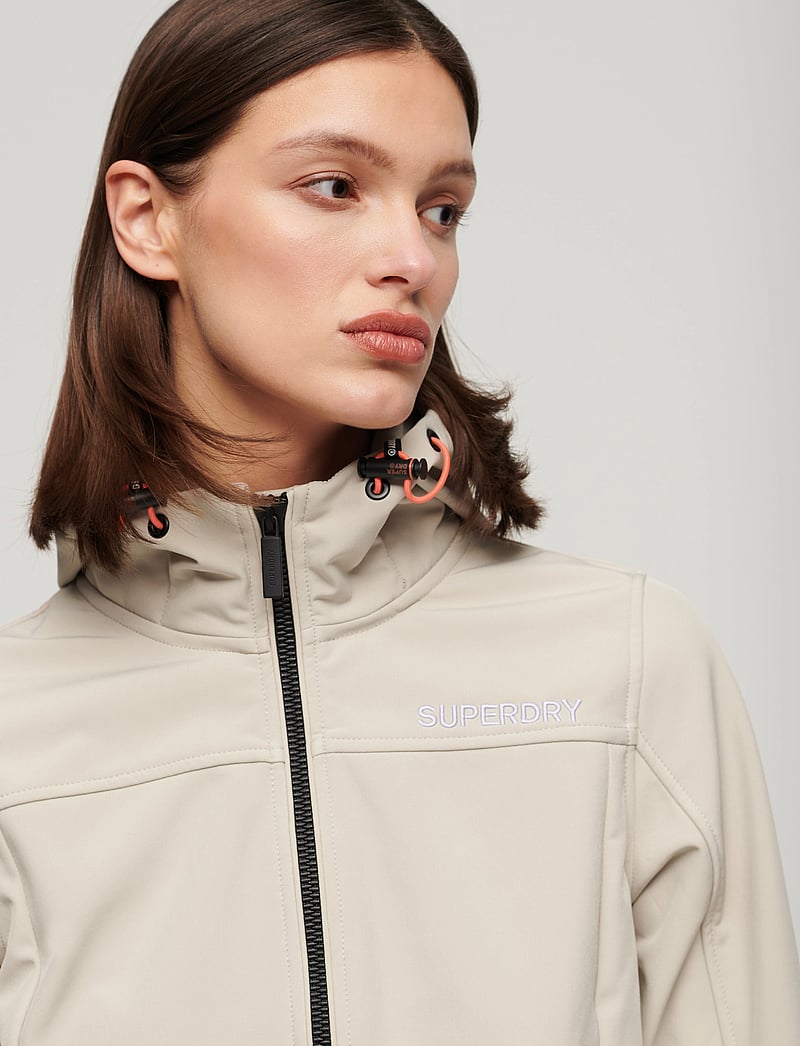 Superdry Sport - HOODED SOFT SHELL TREKKER JKT - friluftsjackor - chateau grey - 0