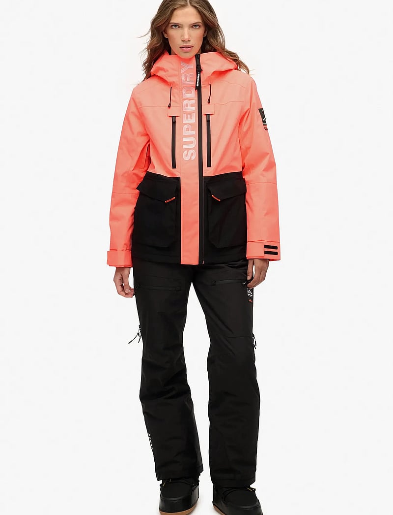 Superdry Sport - ULTIMATE FREESTYLE SKI JACKET - ski-kleidung - fluro coral - 4