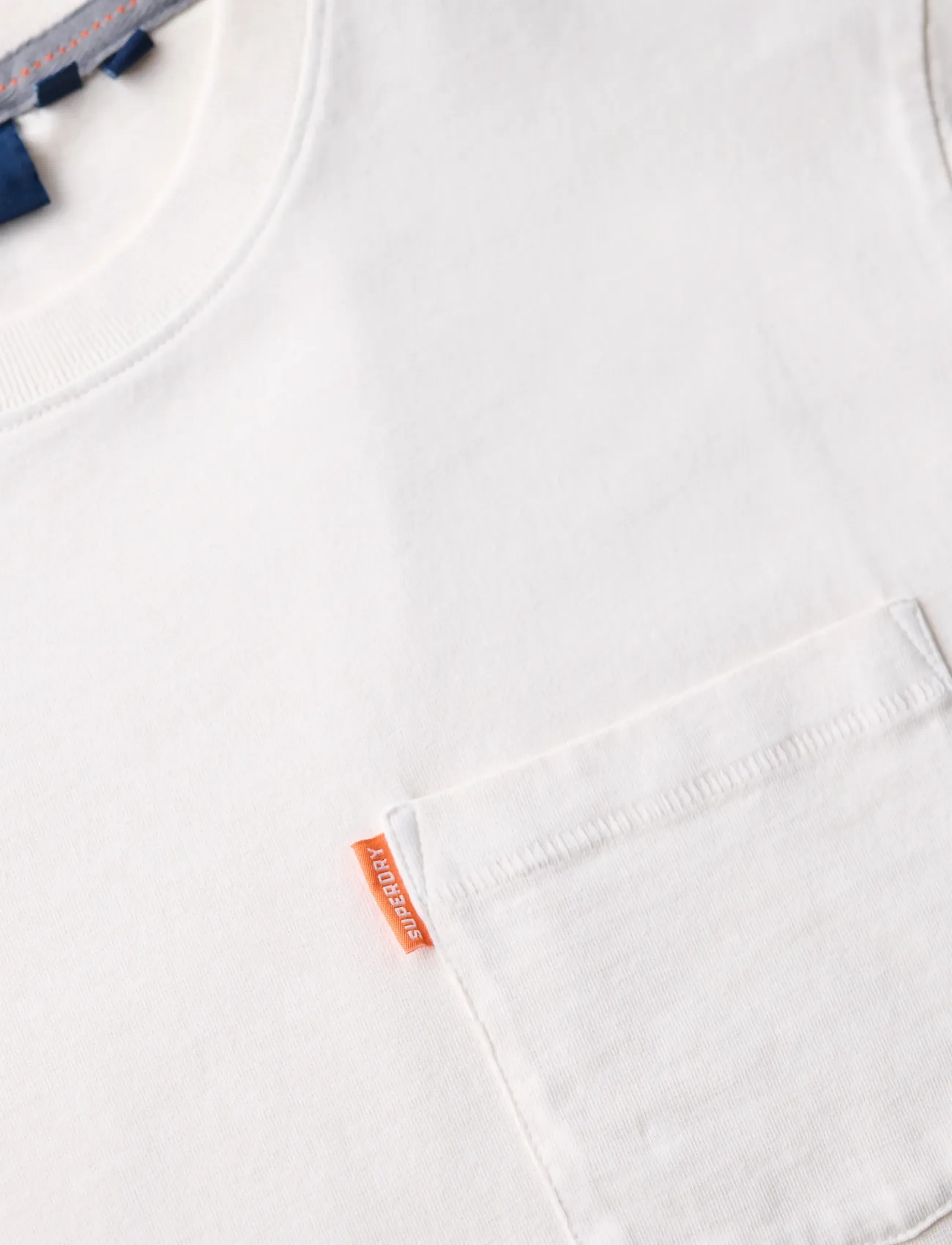 Superdry - ESSENTIAL WASHED POCKET TEE - kurzärmelige t-shirts - washed chalk - 4