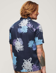 Superdry - HAWAIIAN SHIRT - kortärmade t-shirts - chrysanthemum navy - 3