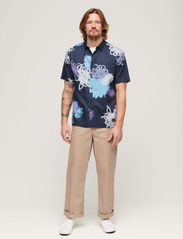 Superdry - HAWAIIAN SHIRT - kortärmade t-shirts - chrysanthemum navy - 4