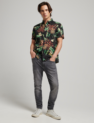 Superdry - VINTAGE HAWAIIAN S/S SHIRT - short-sleeved t-shirts - black pineapples - 2