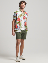 Superdry - VINTAGE HAWAIIAN S/S SHIRT - short-sleeved t-shirts - optic banana leaf - 2