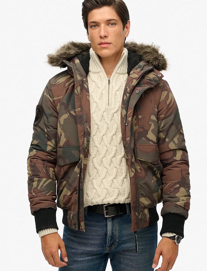 Superdry - EVEREST HOODED PUFFER BOMBER - vinterjackor - camo - 0