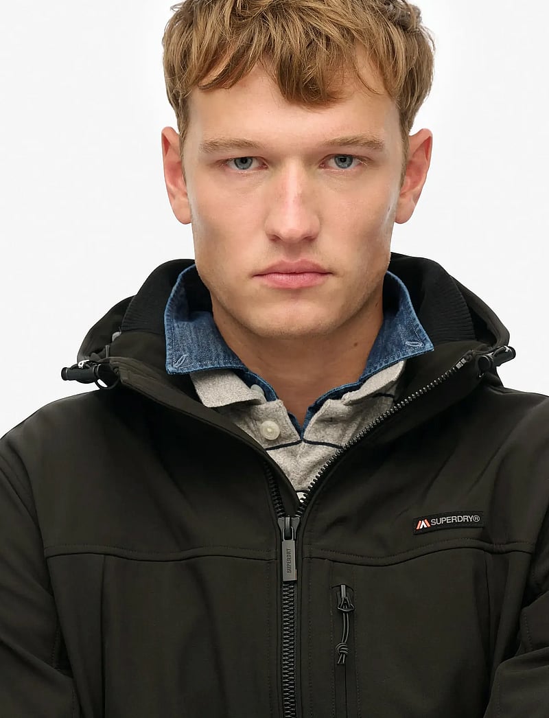 Superdry - HOODED SOFT SHELL TREKKER JKT - vinterjakker - black - 2