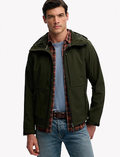 Superdry HOODED SOFTSHELL TREKKER JKT - Tøj - SURPLUS GOODS OLIVE GREEN / khaki/green