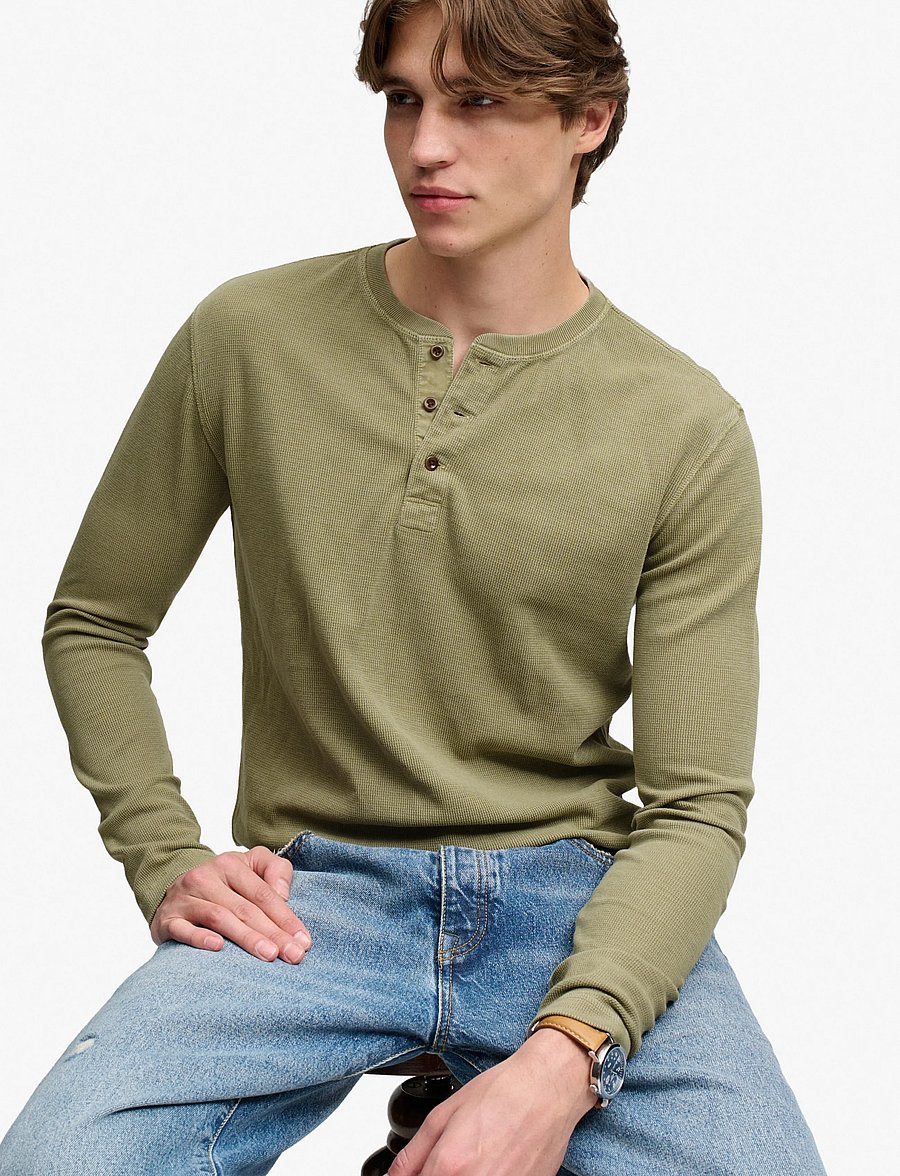 Superdry - WAFFLE LONG SLEEVE HENLEY TOP - langärmelige strick-polohemden - light khaki green - 4