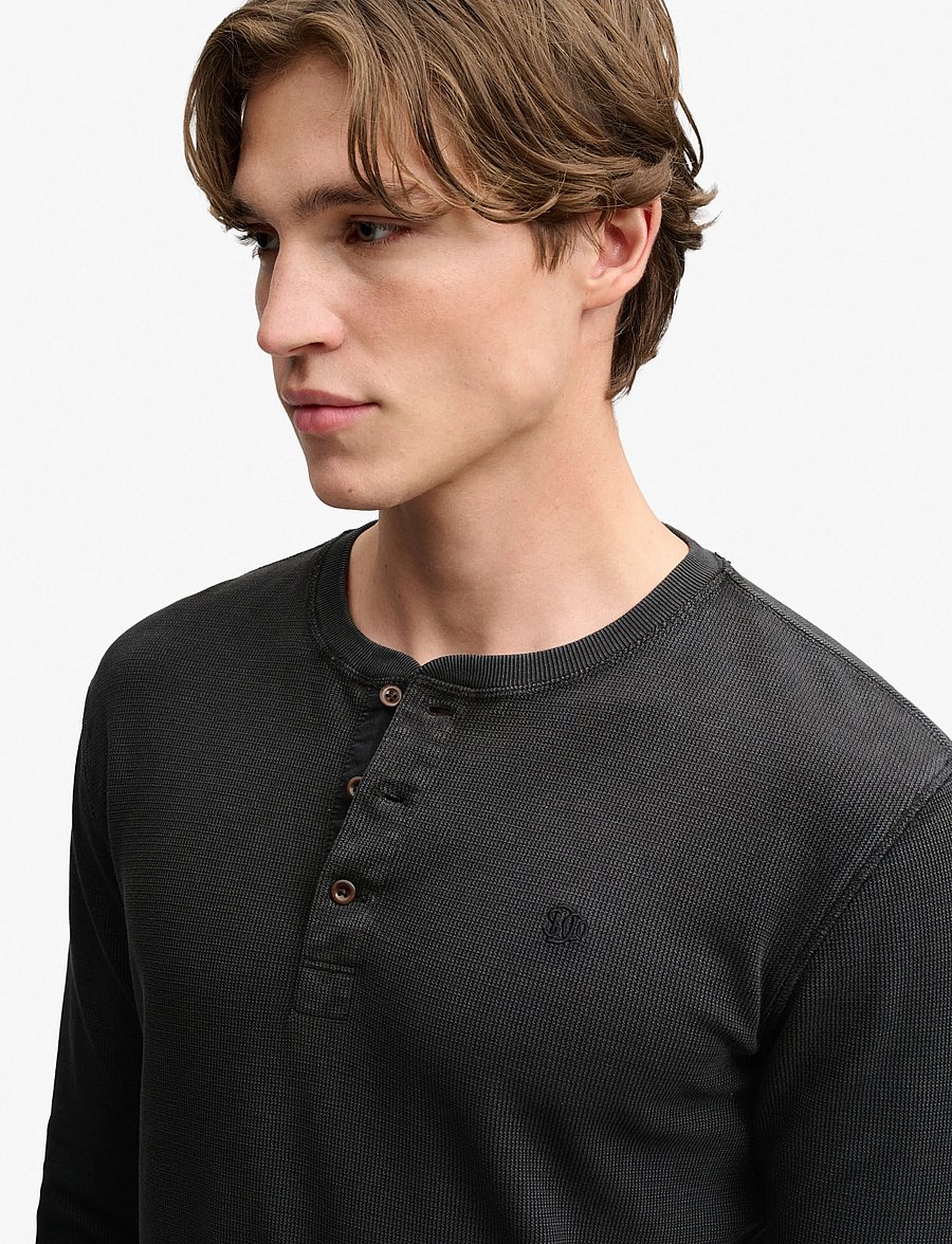 Superdry - WAFFLE LONG SLEEVE HENLEY TOP - langärmelige strick-polohemden - washed black - 4