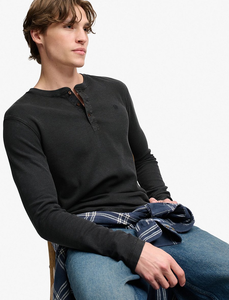 Superdry - WAFFLE LONG SLEEVE HENLEY TOP - langärmelige strick-polohemden - washed black - 5