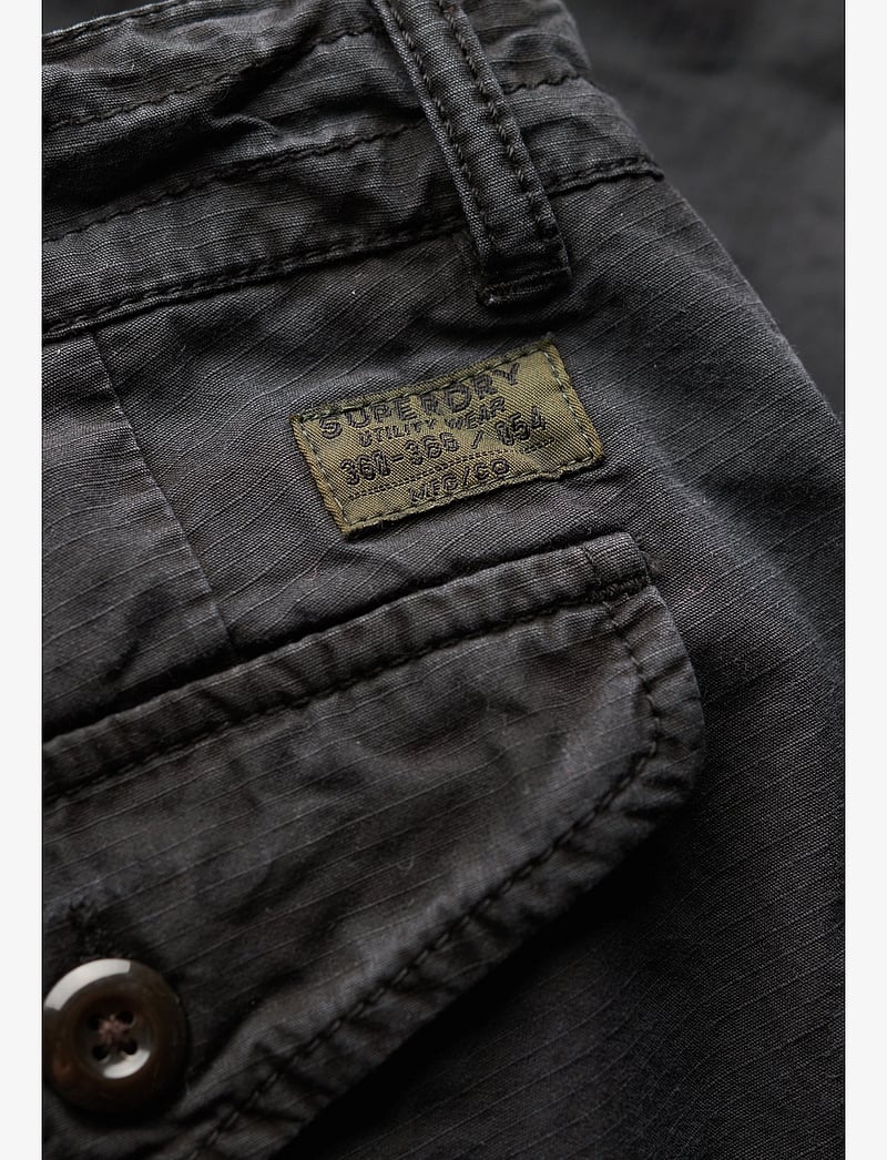 Superdry - PARACHUTE LIGHT SHORT - cargo shorts - blackboard - 2