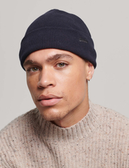Superdry - KNITTED LOGO BEANIE HAT - mažiausios kainos - eclipse navy grit - 2