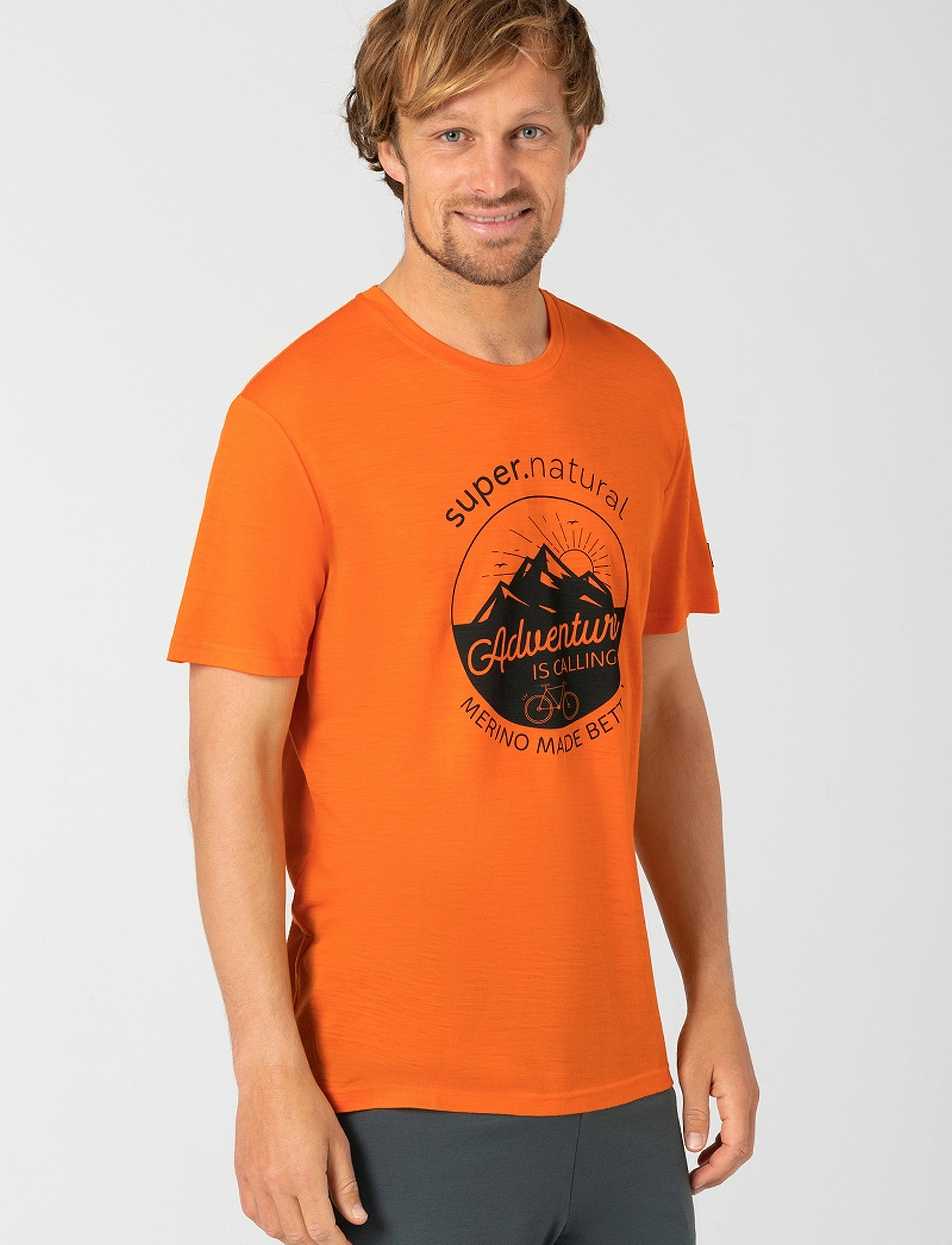 M DISCOVER TEE - GOLDEN POPPY/URBAN CHIC