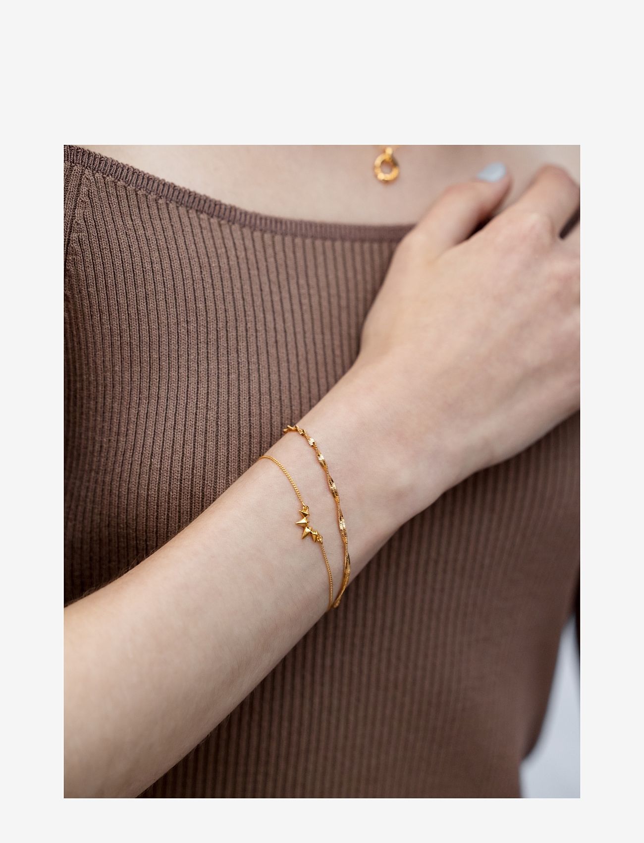 Syster P - Herringbone Twisted Bracelet Gold - kettenarmbänder - gold - 0