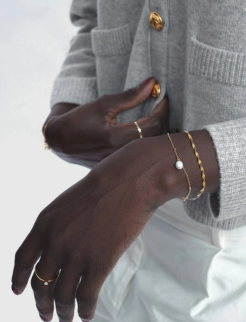 Syster P - Herringbone Twisted Bracelet Gold - kettenarmbänder - gold - 0