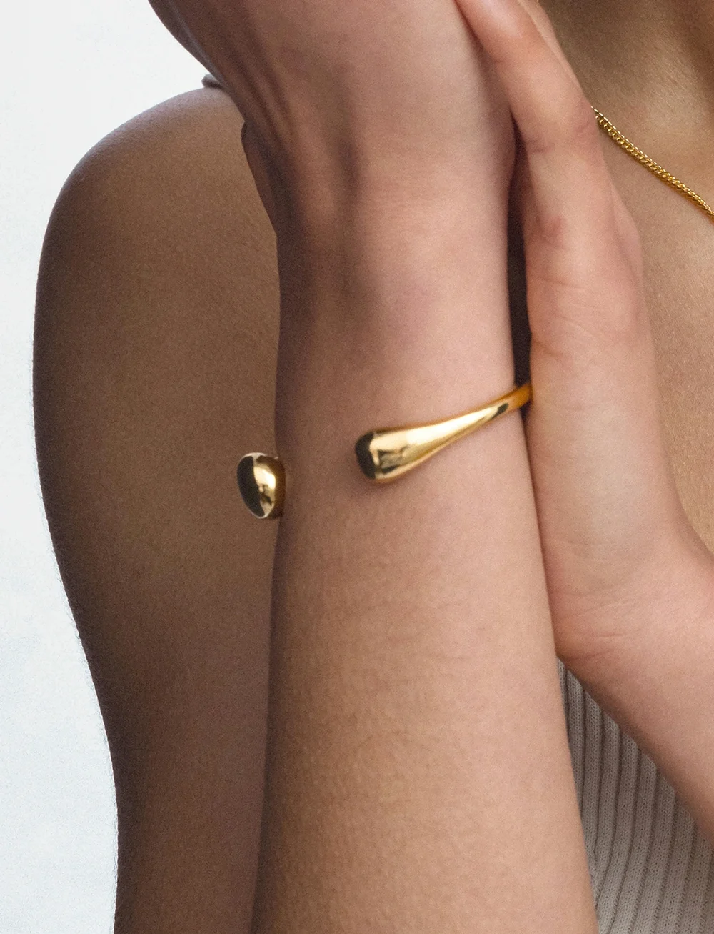 Syster P - Bolded Drops Bangle Gold - bangles - gold - 0